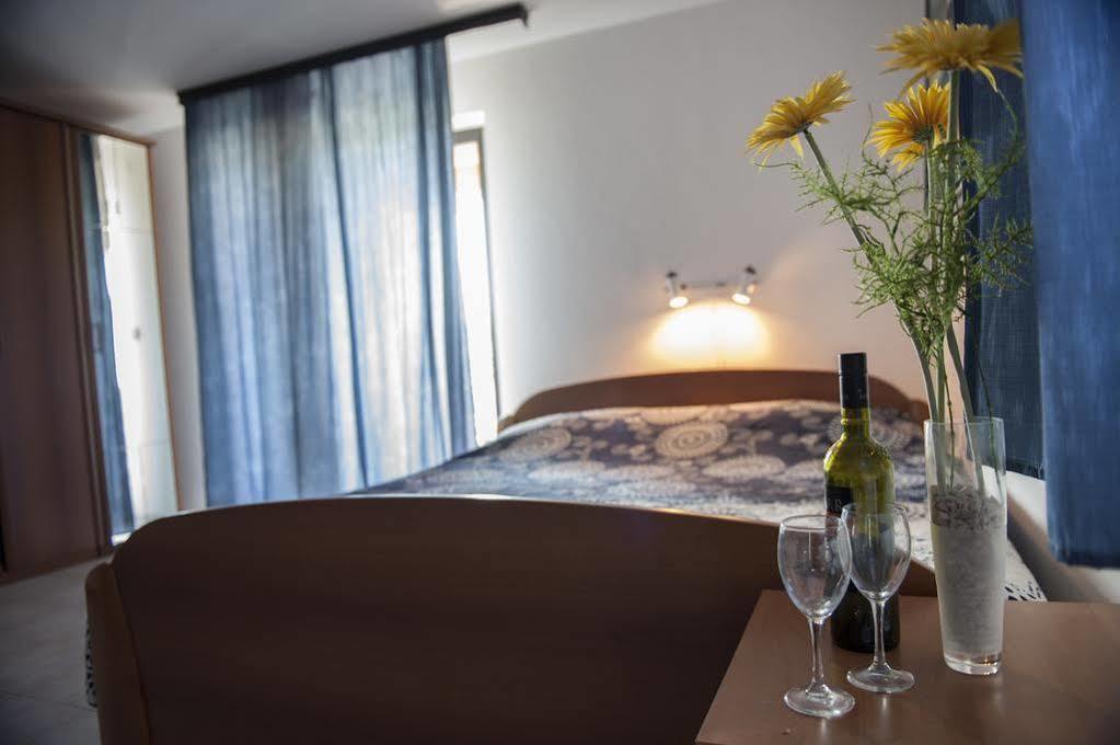 Apartments Paradis ロヴィニ エクステリア 写真
