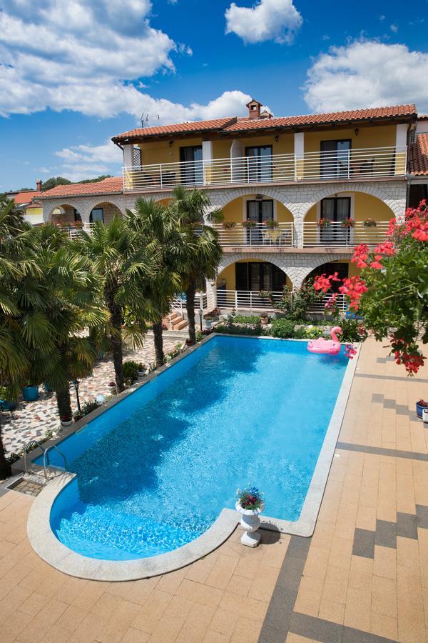Apartments Paradis ロヴィニ エクステリア 写真