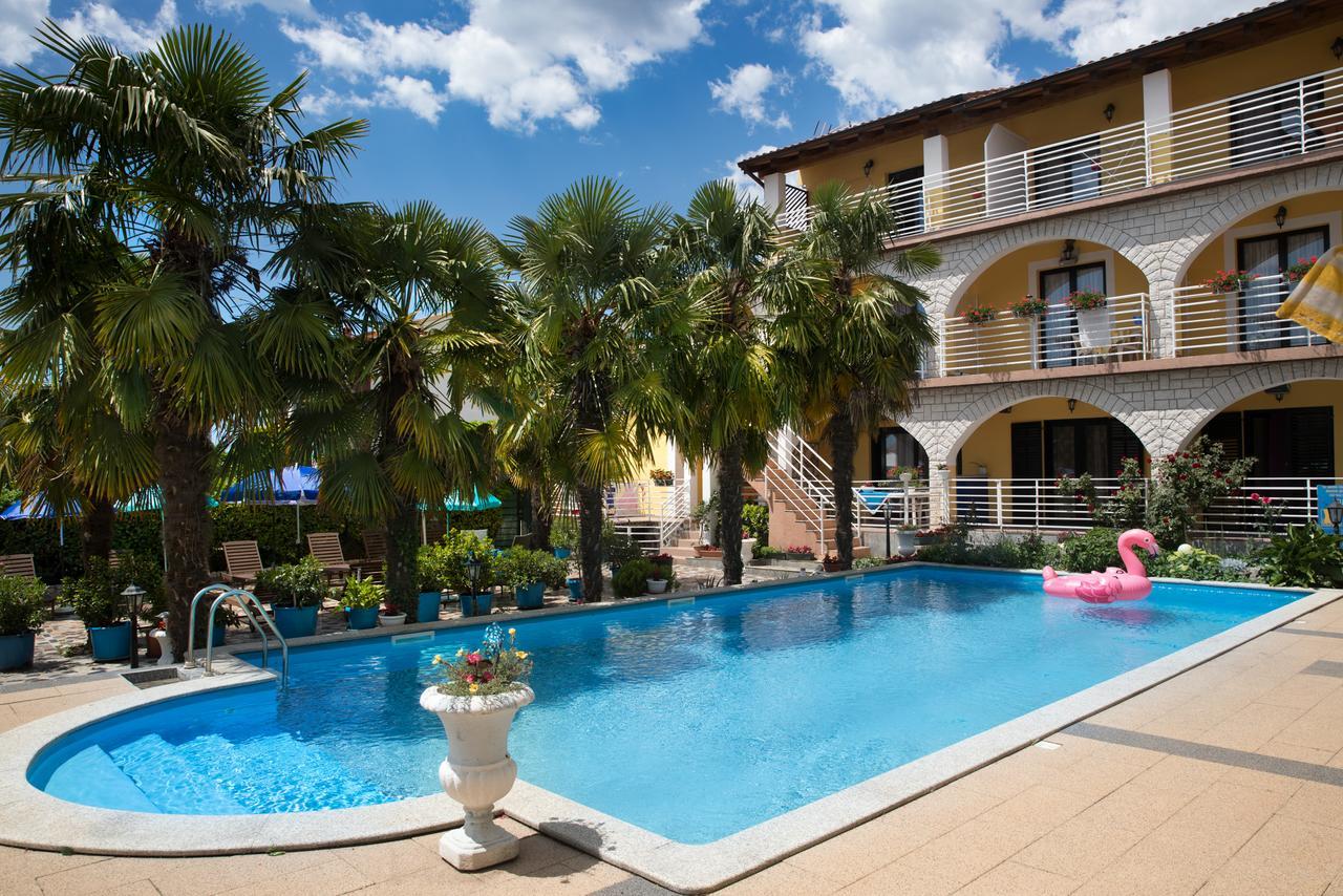 Apartments Paradis ロヴィニ エクステリア 写真