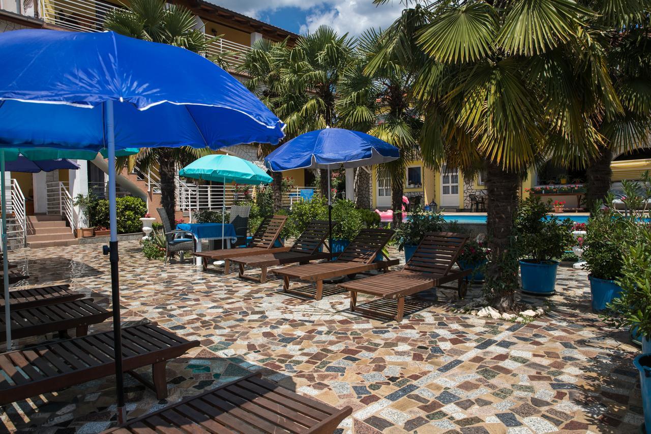 Apartments Paradis ロヴィニ エクステリア 写真