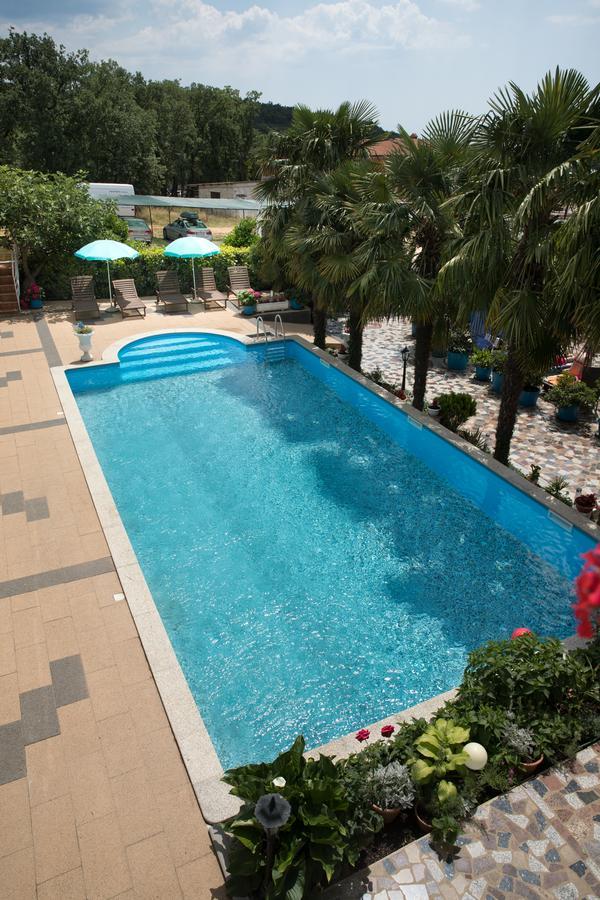 Apartments Paradis ロヴィニ エクステリア 写真